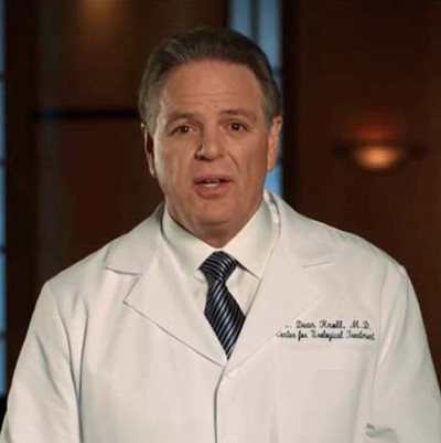 Arts die aanbevelingen doet voor de operatie.